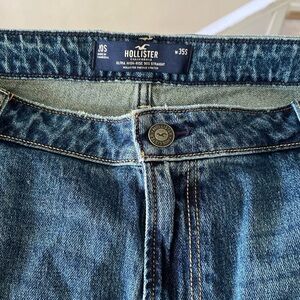 Hollister ultra high rise 90’s straight leg jean. Medium wash. NEW